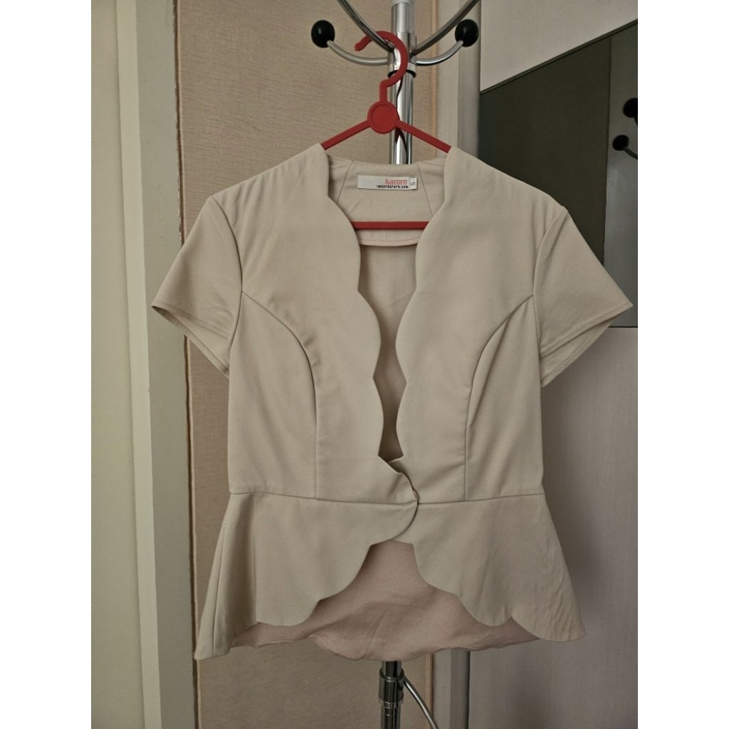 Blazer / outer krem karoro peplum PRELOVED/BEKAS
