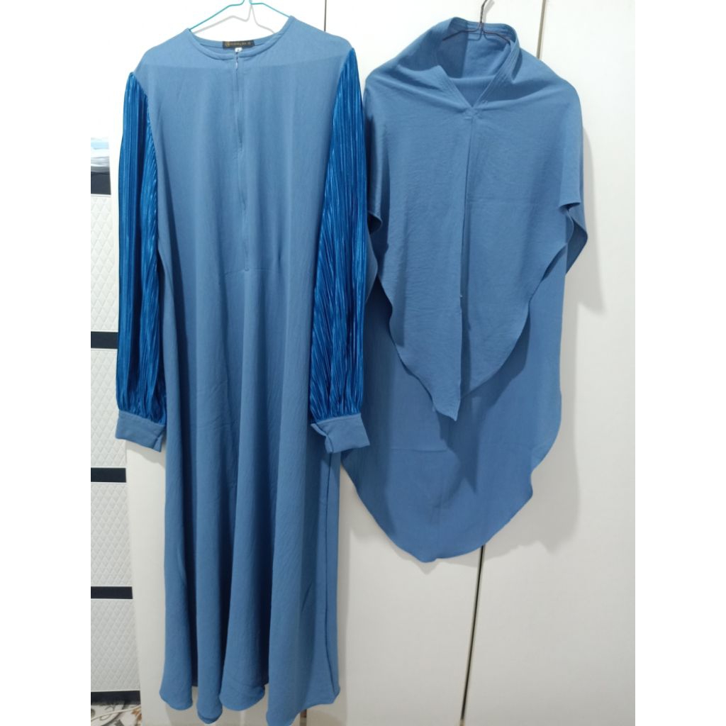preloved/PL terawat Gamis Set hijab , plisket merk Aisyalina.Id /Aisyalina size M warna denim busui 