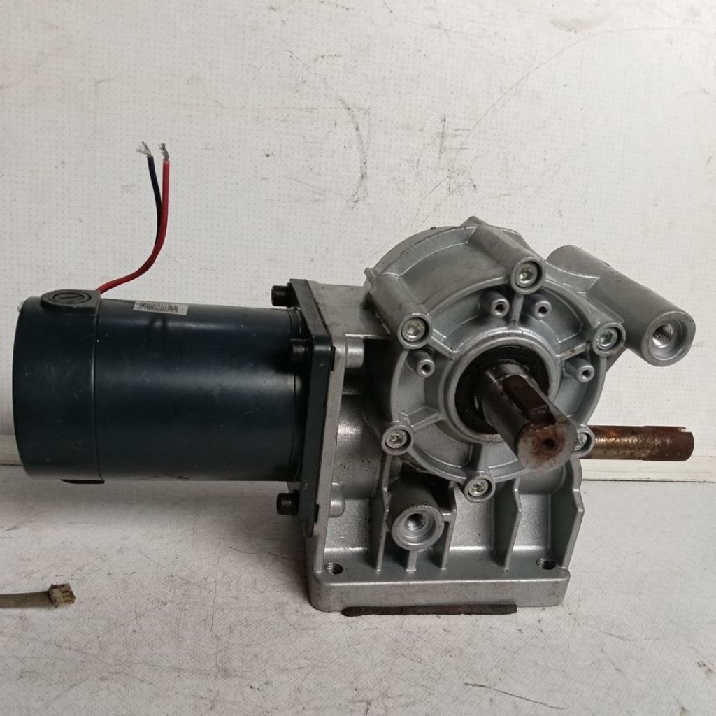 DC GEARBOX MOTOR  24 volt.  60 wat.  90 rpm.  RATIO 1:20.