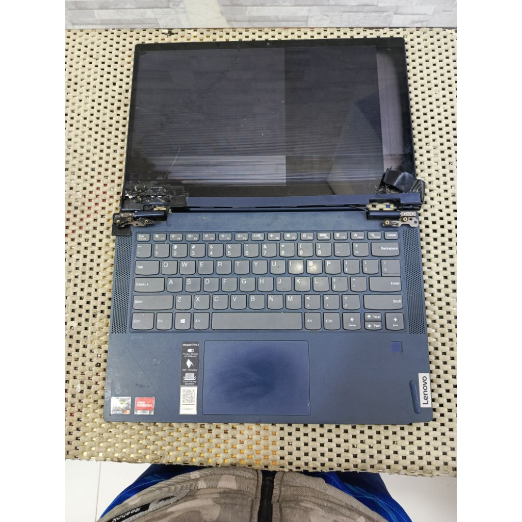 lenovo flex 5 amd Ryzen 3 Ram 8 ssd 128 gb dijual kondisi seadanya