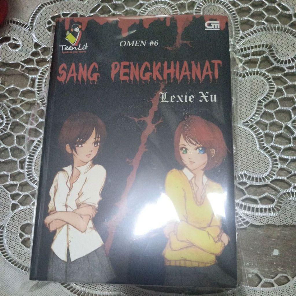 novel sang pengkhianat (serial omen ke 6)