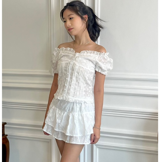 Amelia Puff Lace Top - Blouse Broderie Putih Wanita Korea - Atasan Sabrina Ruffle Lengan Pendek - Su