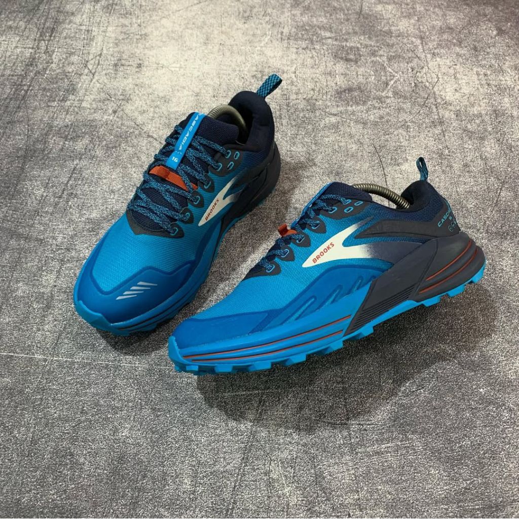 Brooks Cascadia 16 Sepatu Trail Running