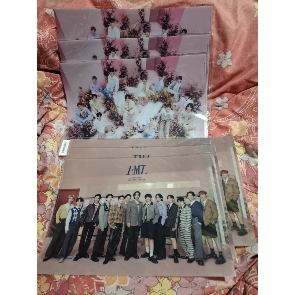 Seventeen poster transparan dan file holder