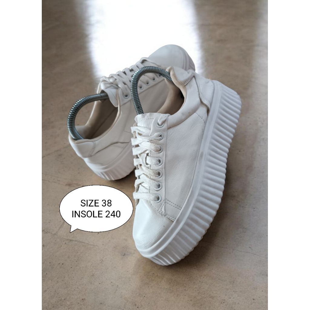 SEPATU SNEAKERS PRELOVED SIZE 38 KULIT
