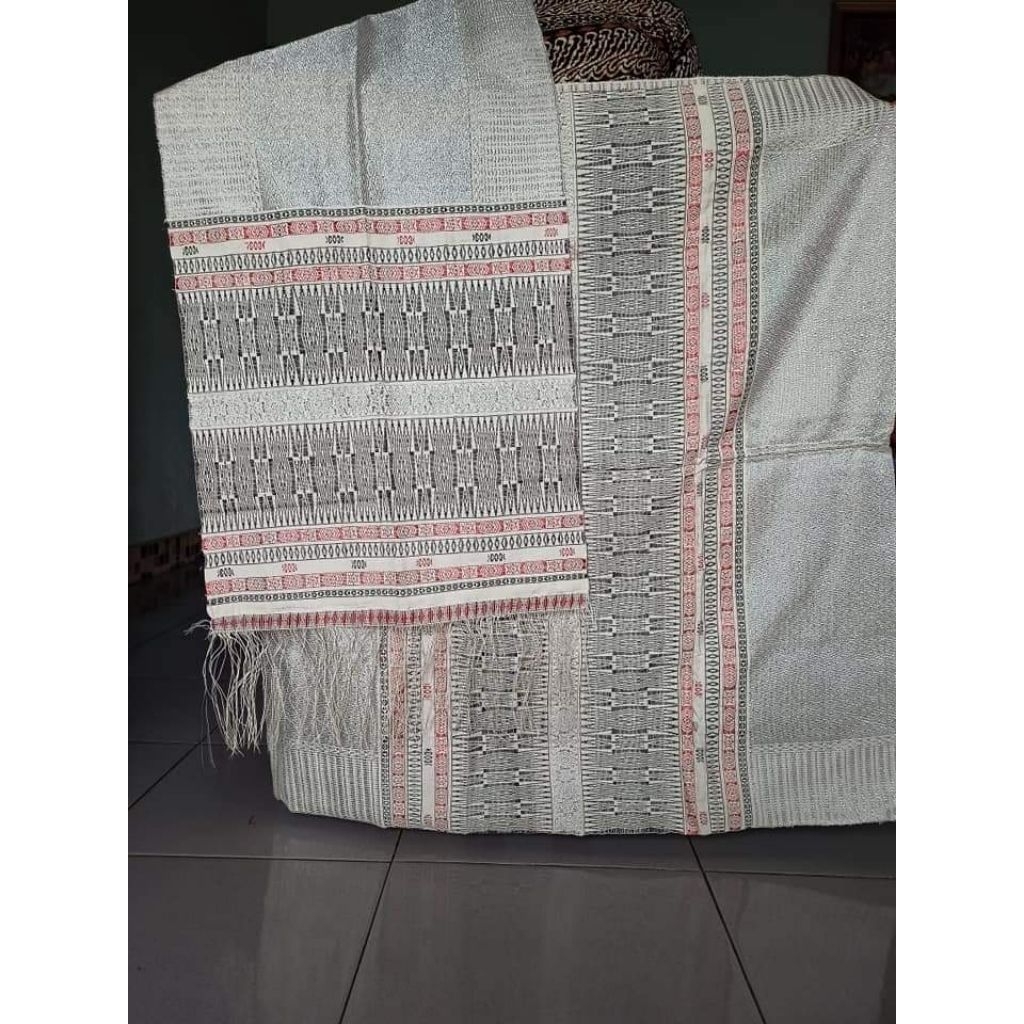 Songket tenunan tangan Tarutung