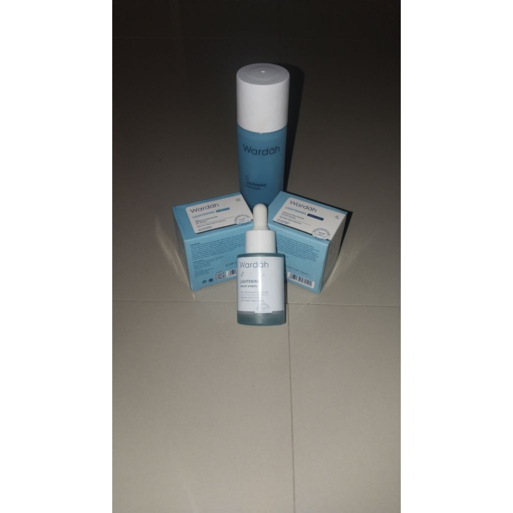 WARDAH LIGHTENING SIANG DAN MALAM,TONER