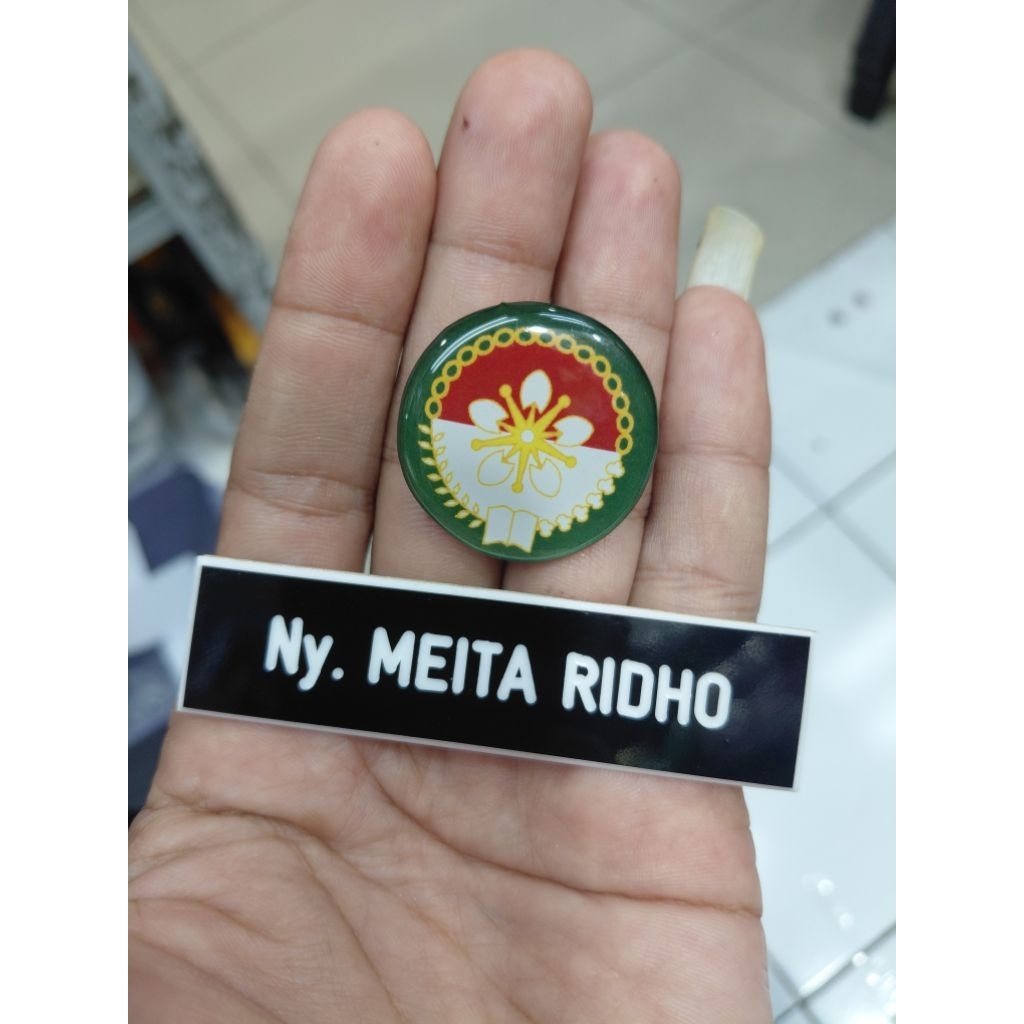 satu set papan nama gravir dan pin dharma wanita