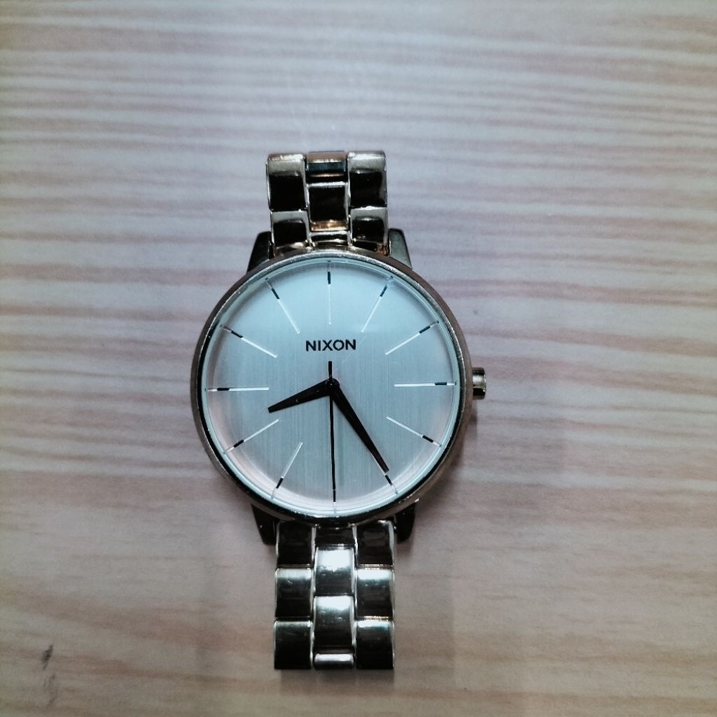 JAM LINGKAR SANGAT KECIL.brand nixon.bekas.baca deskripsi