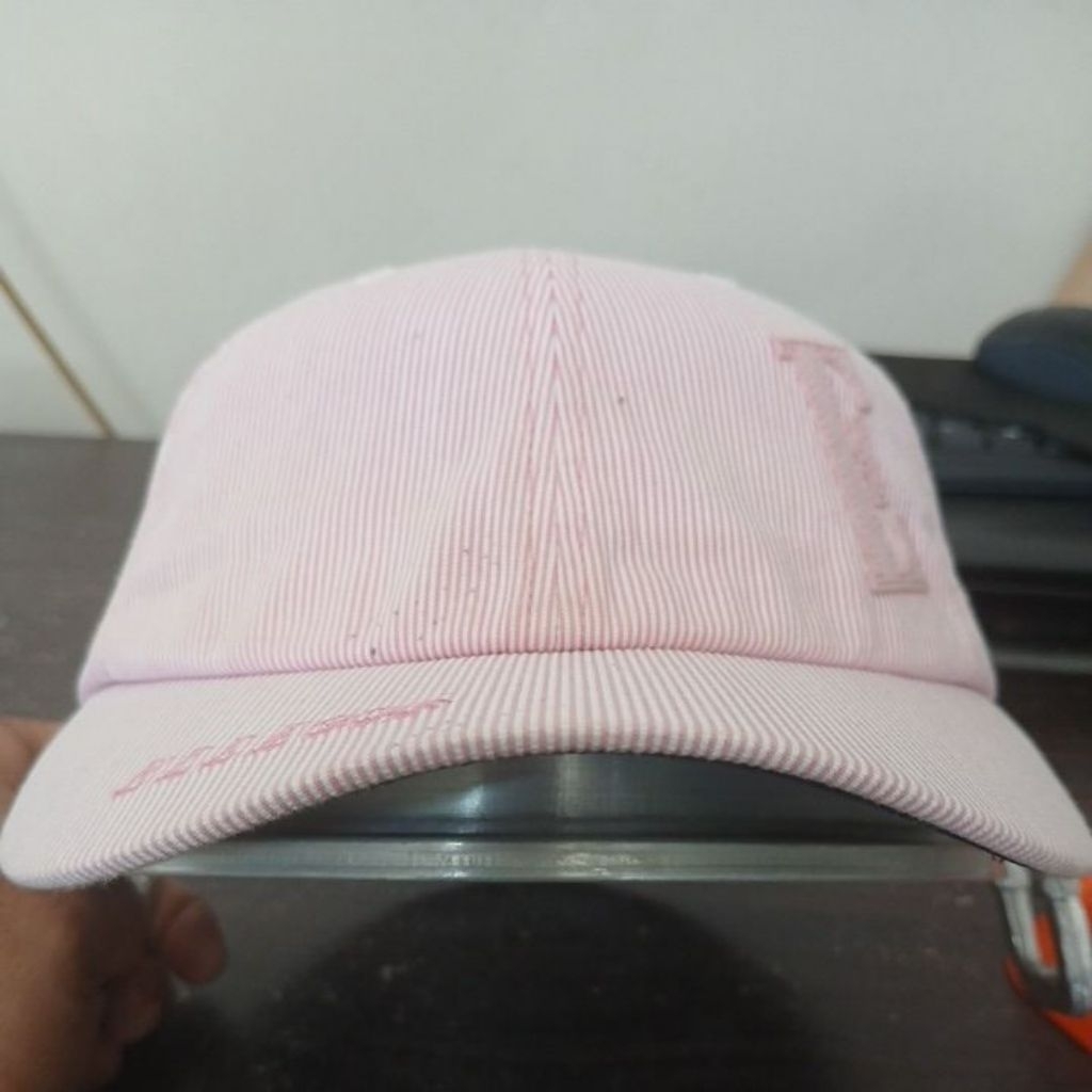 Topi golf bahan katun warna Pink salur halus logo bordir E di visor ELLE second Original Allsize ste