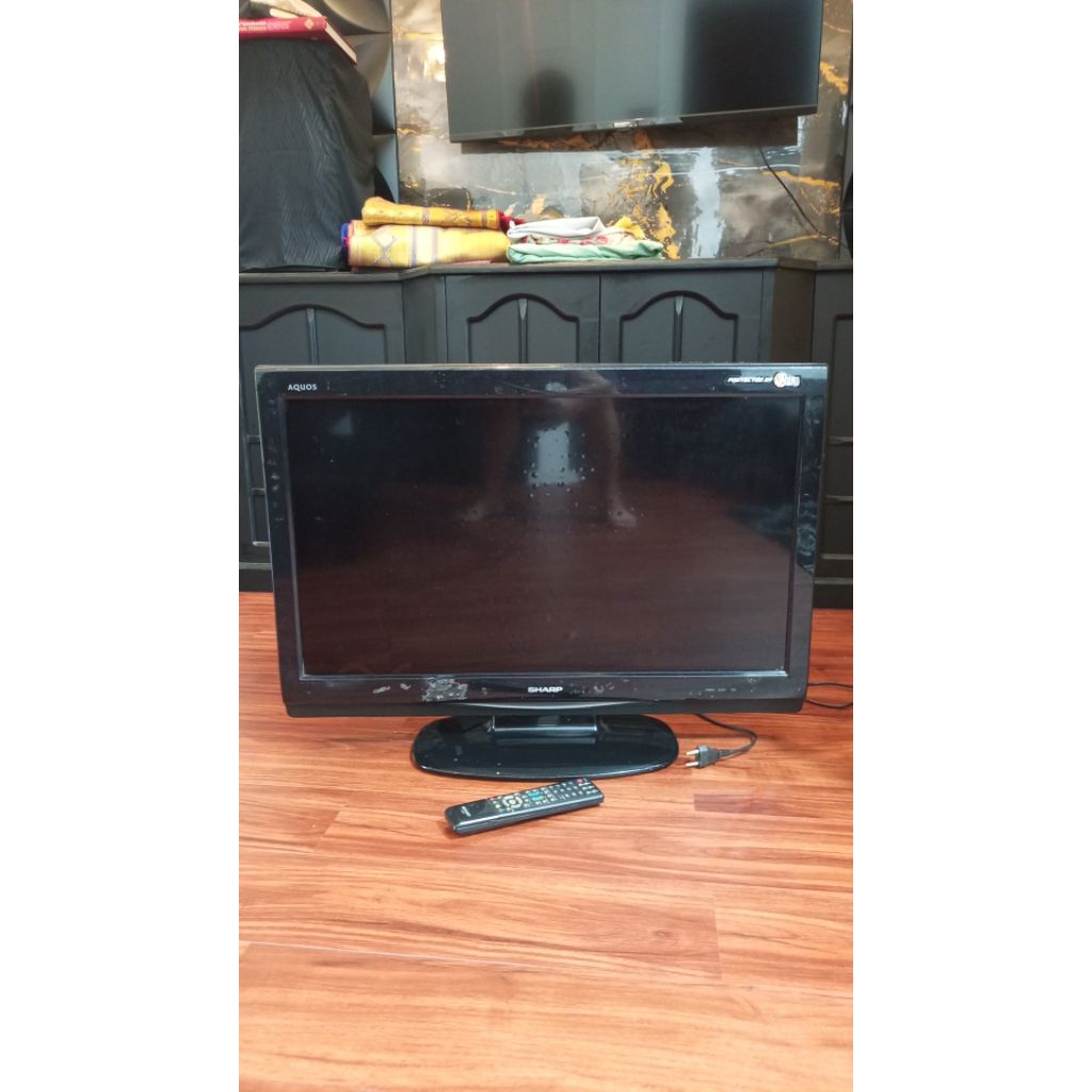TV SHARP AQUOS 32" KONDISI BEKAS SEPERTI DIFOTO