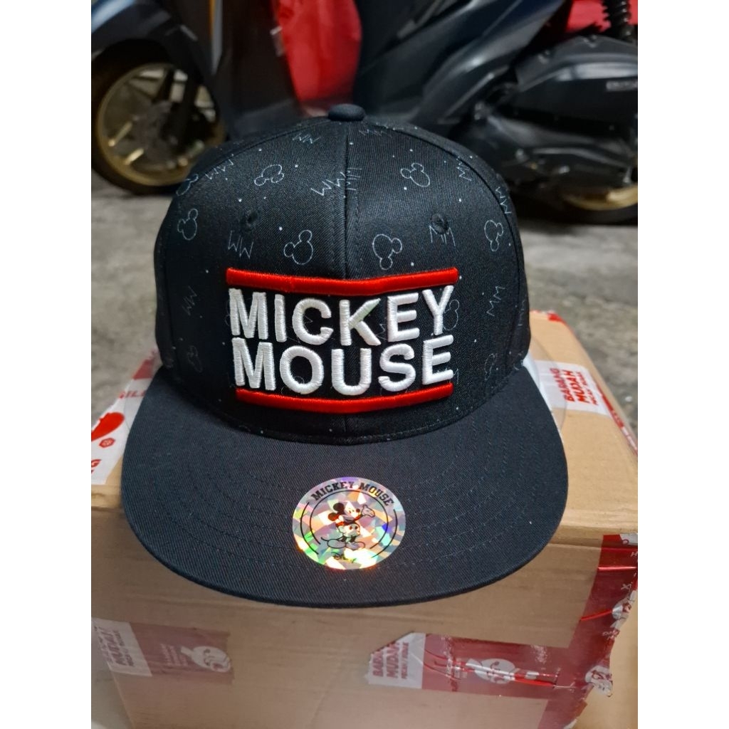 Topi Snapback Mickey Mouse Official Baru dengan Desain Mickey Mouse Berwarna Hitam dan Logo Mickey M