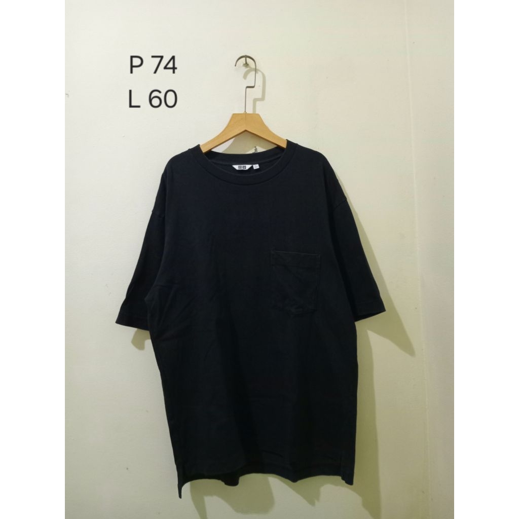 kaos UNIQLO U pocket hitam size L fit XL