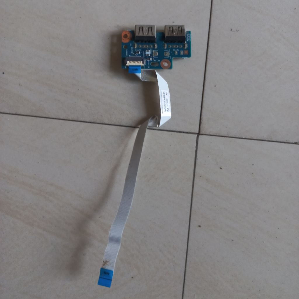 Port USB bawaan Laptop Acer Aspire E1-422