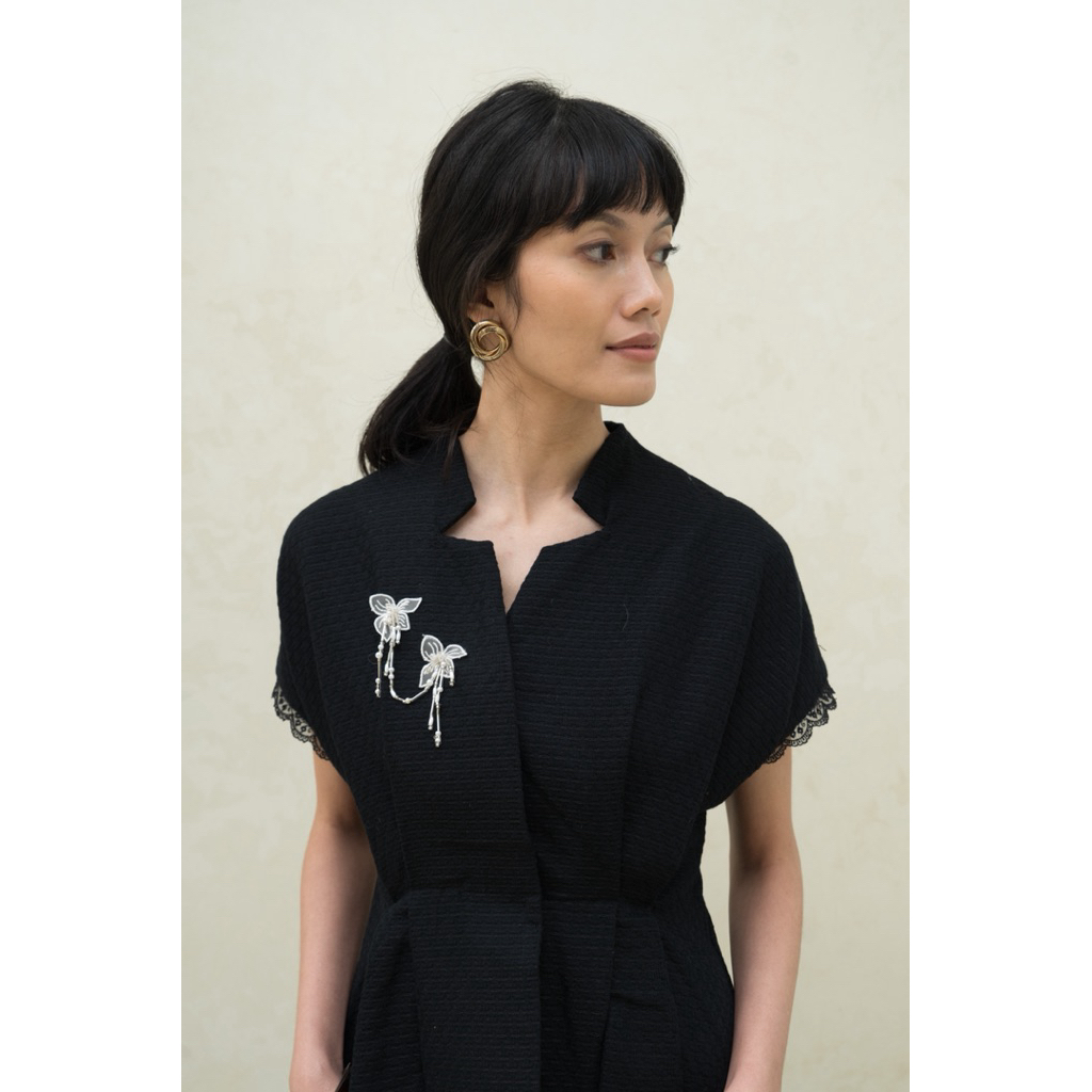BYROAM x OUI.STUDIO RAYA COLLECTION 2026 ATASAN AKSARA TOP BLACK & WHITE KEBAYA WISUDA