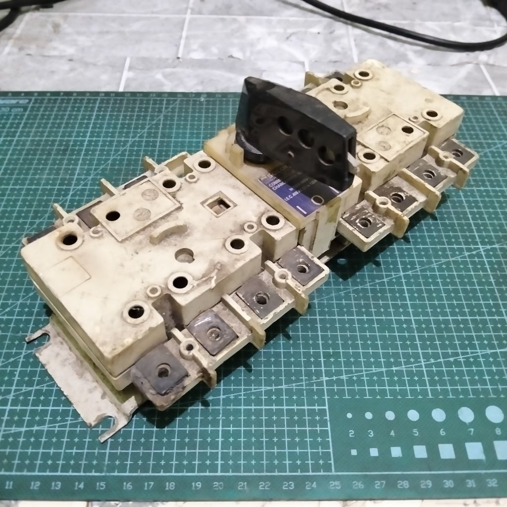 Jual Saklar Change Over SOCOMEC 125A 660V Bekas Switch Panel Listrik Industri Terjangkau Mantap