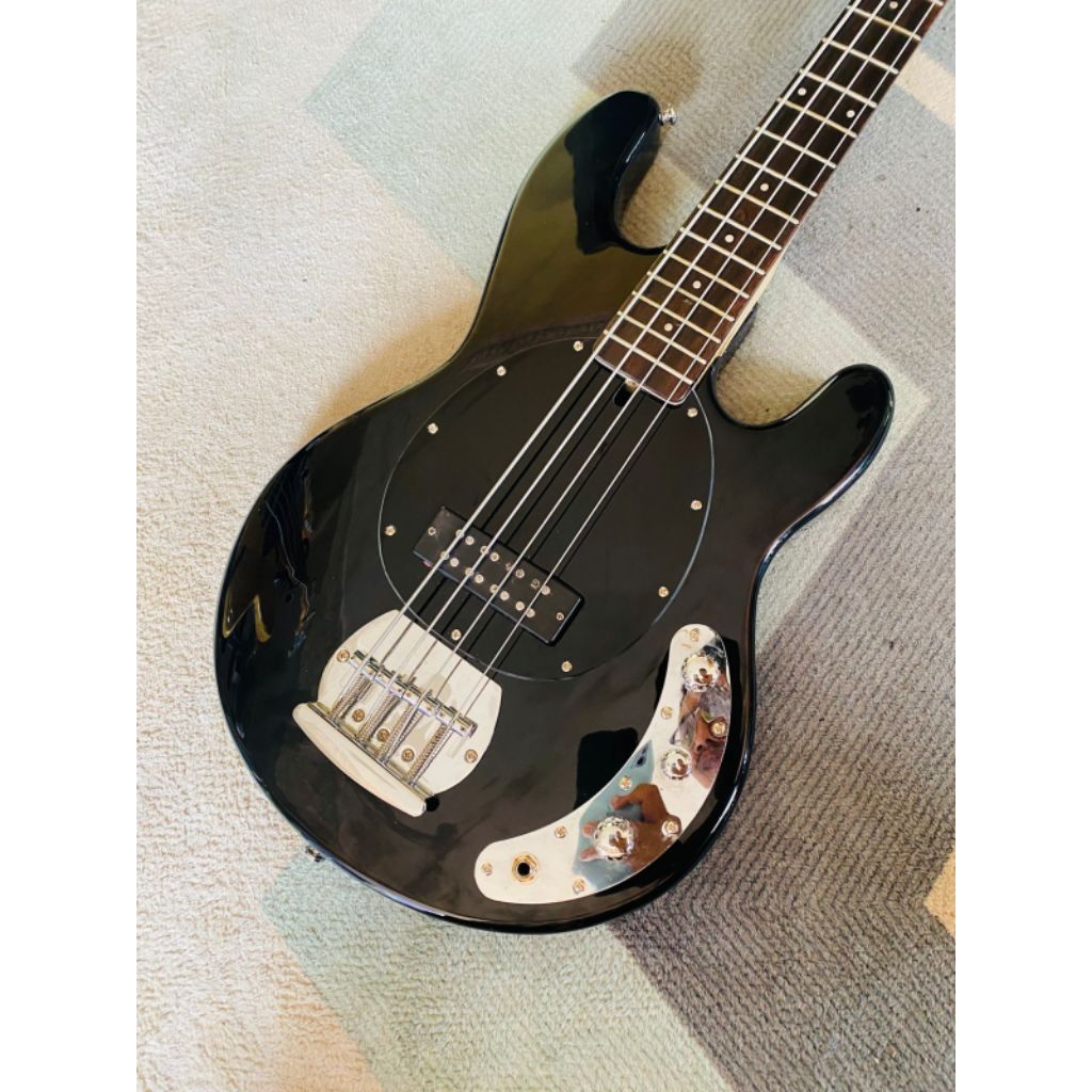 Bass Model Musicman black custom