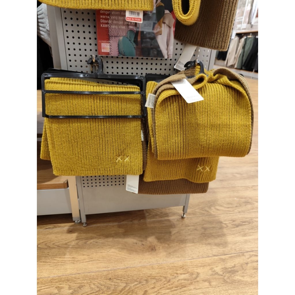 Syal Heattech Uniqlo X KAWS Winter (Unisex)