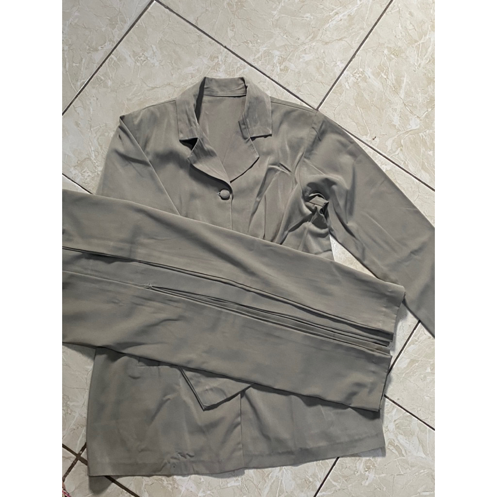 [PRELOVED] Set Atasan Rok PSH Wanita Abu Muda/Latte