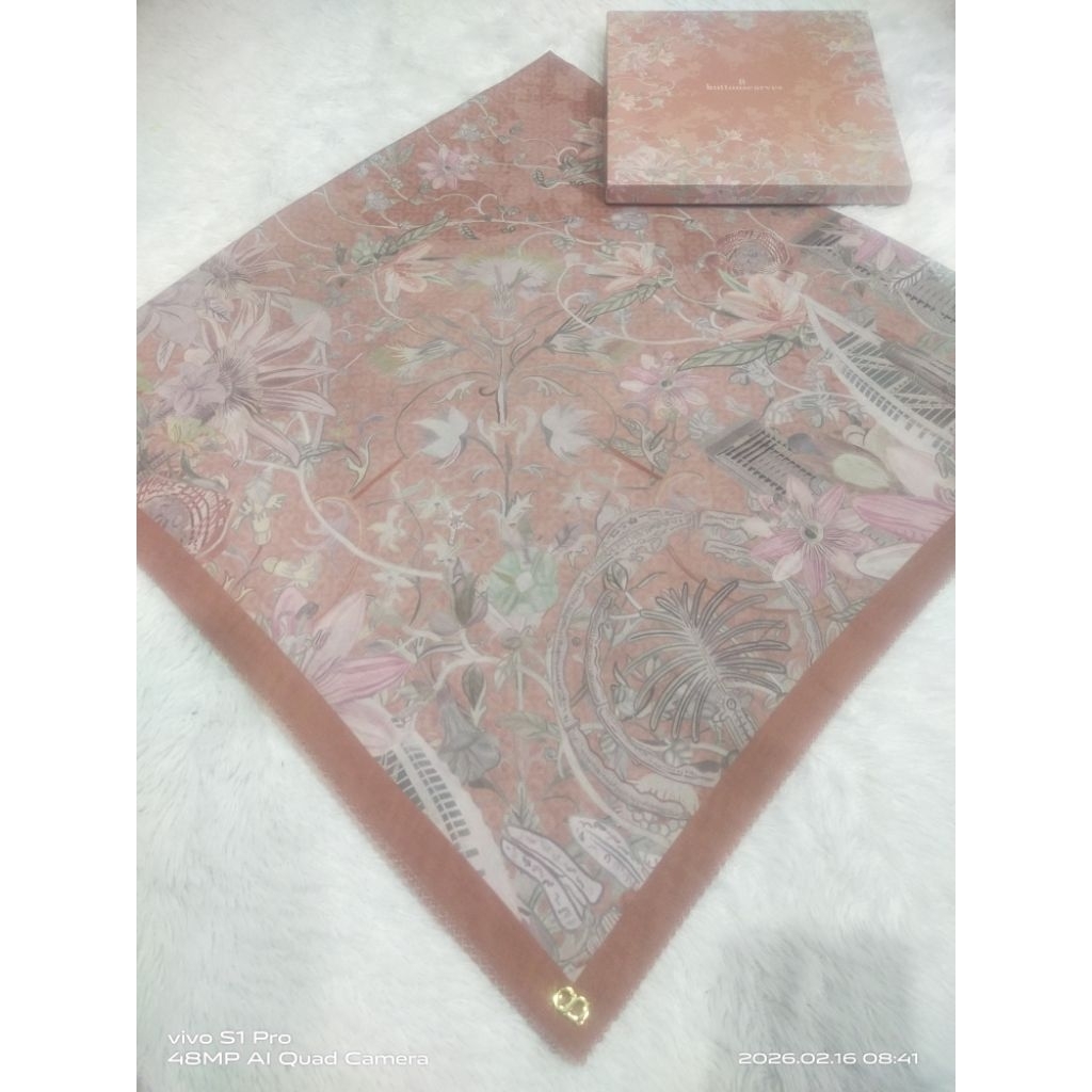 Buttonscarves scarf preloved