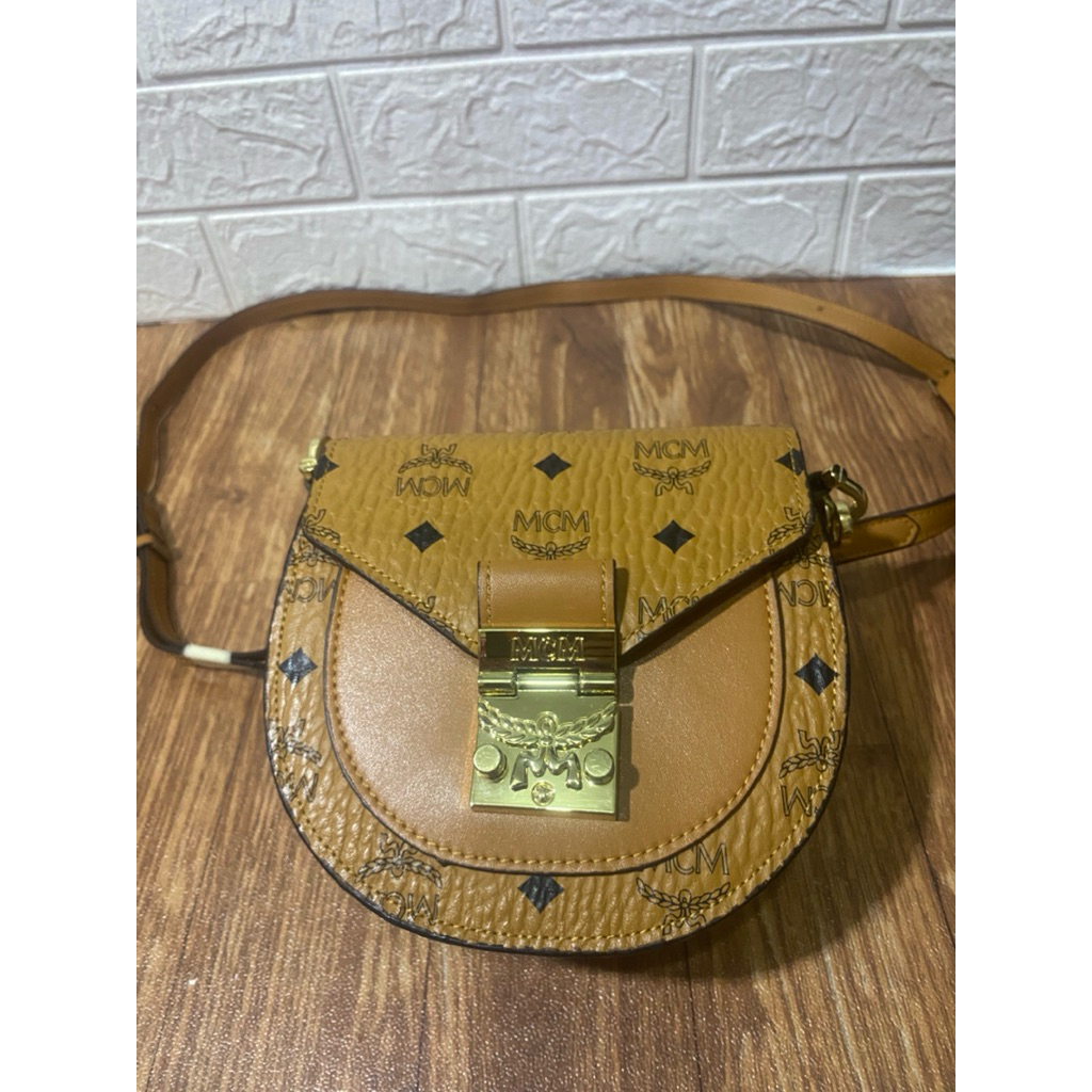 Preloved MCM sling bag