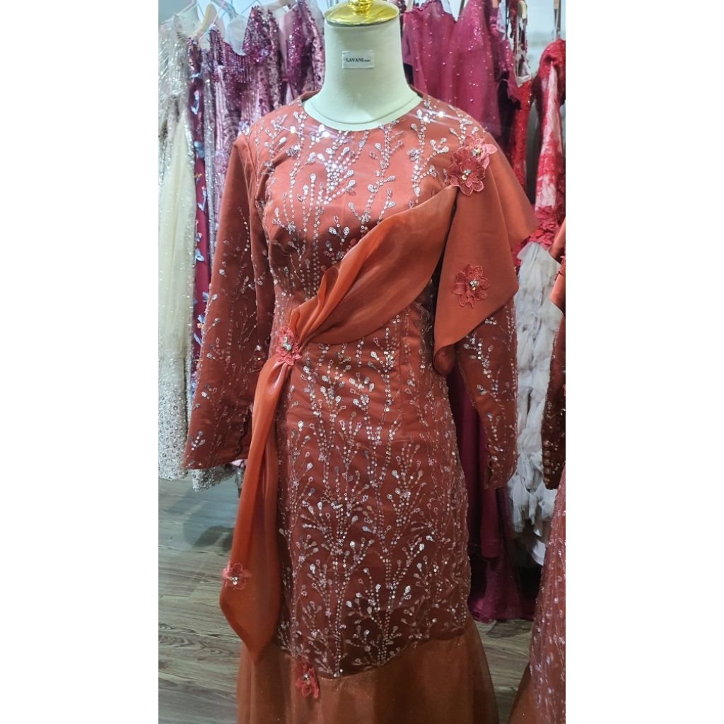 Gaun pesta hijab teracota