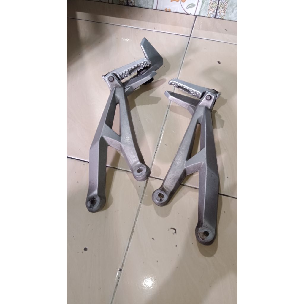 Postep bostep Footstep dudukan Pangkon pijakan kaki belakang Honda CBR 250 RR ori