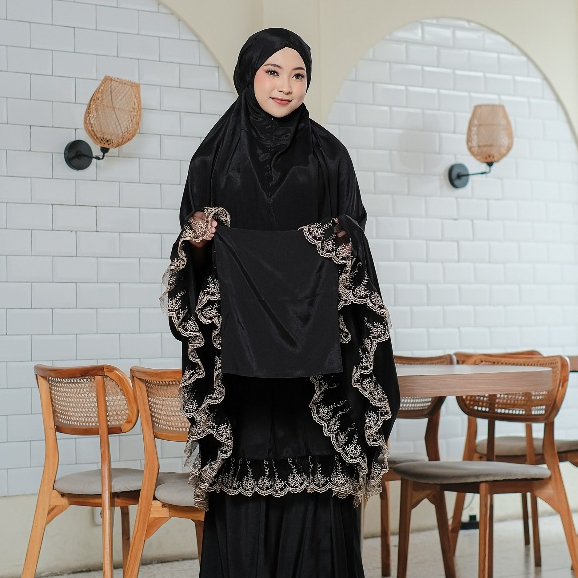 Elzatta Mukena Dewasa Hampers Rayon Silk Renda - Hitam