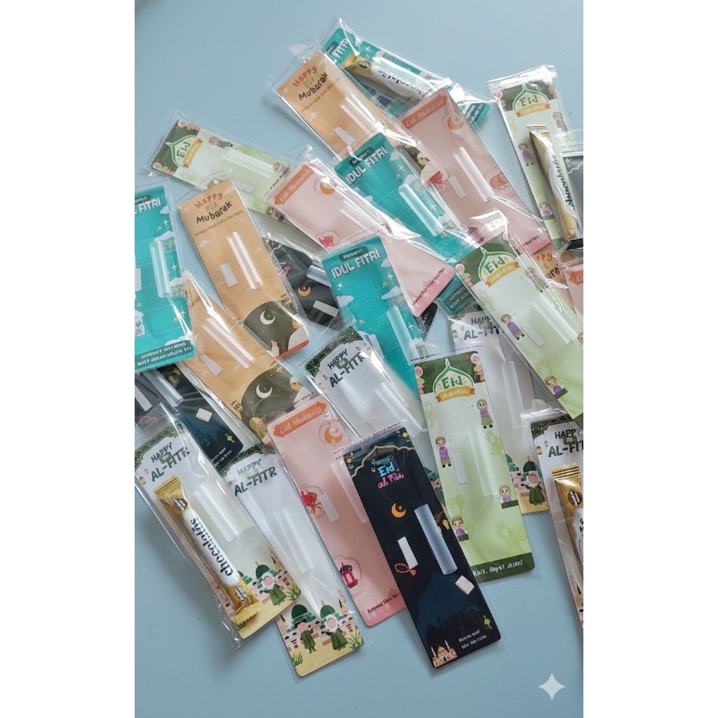 Amplop gulung lebaran panjang. Ada stiker untuk menempel snack