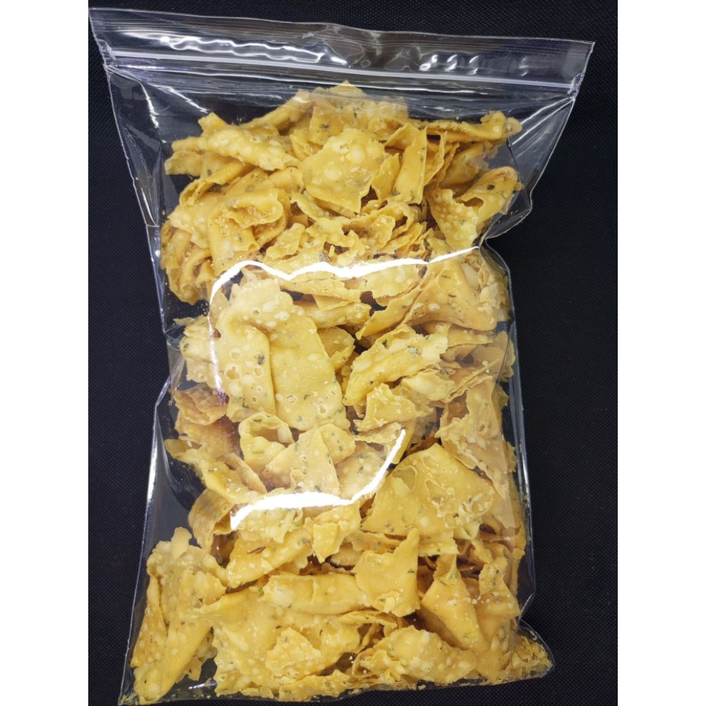 Keripik bawang seledri,renyah gurih,keripik pangsit,keripik Aceh,kemasan 500 gram