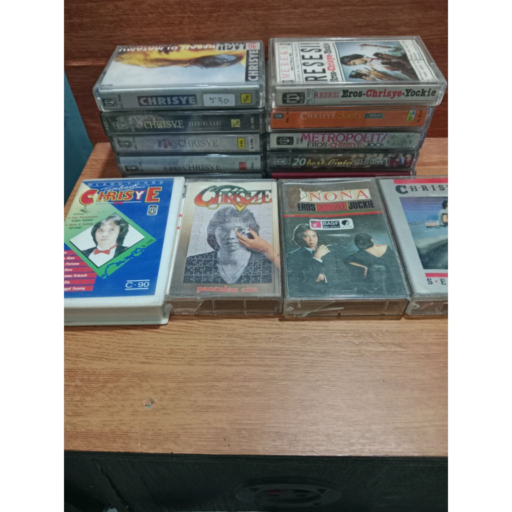 Kaset pita Chrisye berbagai album