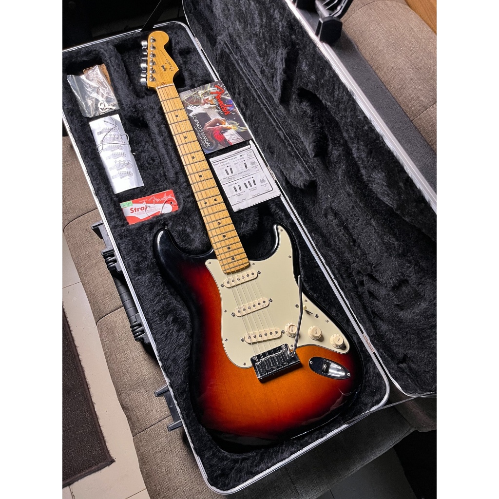 Fender stratocaster american deluxe sunburst 3tone sunburst