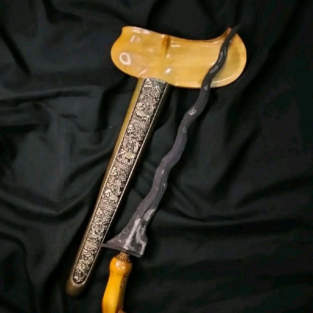 Keris Sepuh Buto Ijo pamor Ceprit Tangguh Majapahit Warangka Gayaman Solo Pendok slorok