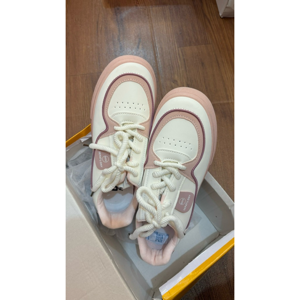 PL Sepatu Sneakers Wanita brand DNY