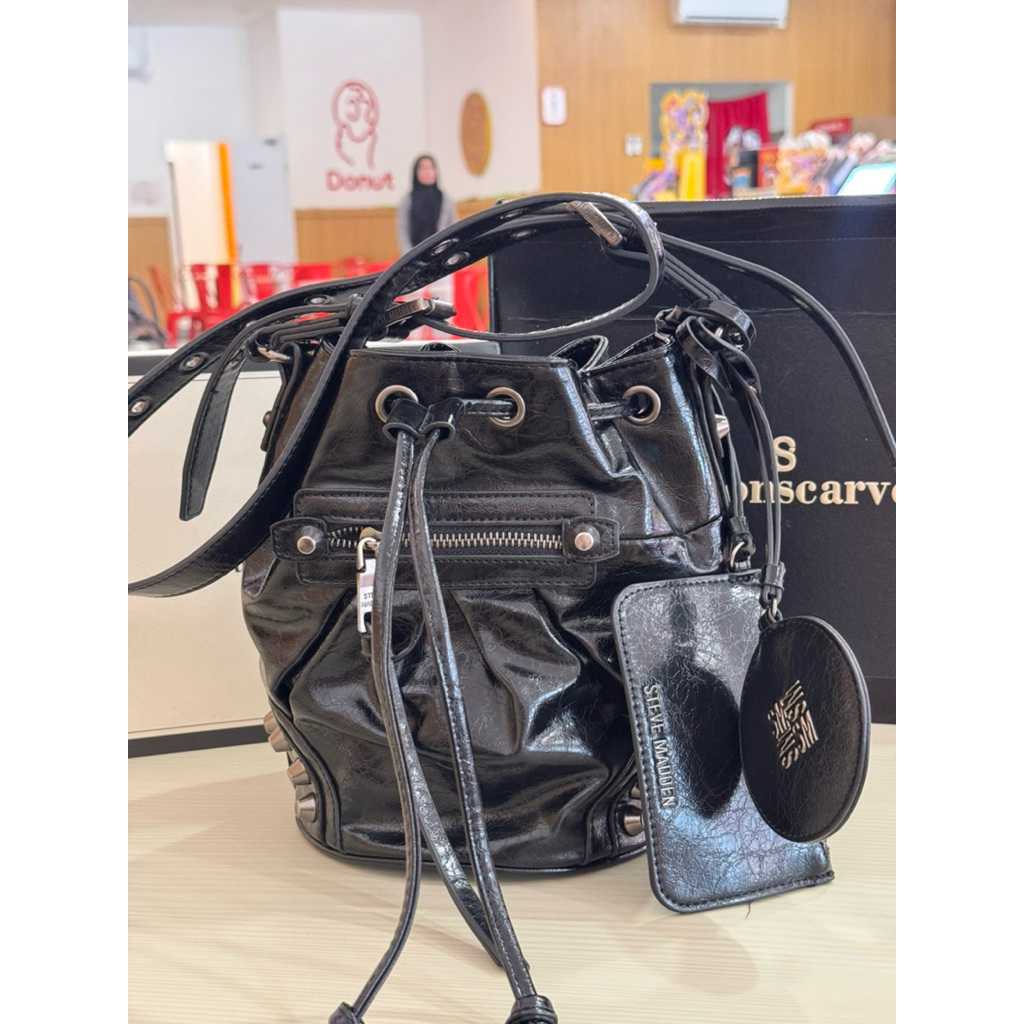 PRELOVED STEVE MADDEN SM BEKAS SECOND BALIKPAPAN SAMARINDA BS TAS BUTTONSCARVES AS IS WAREHOUSE SALE