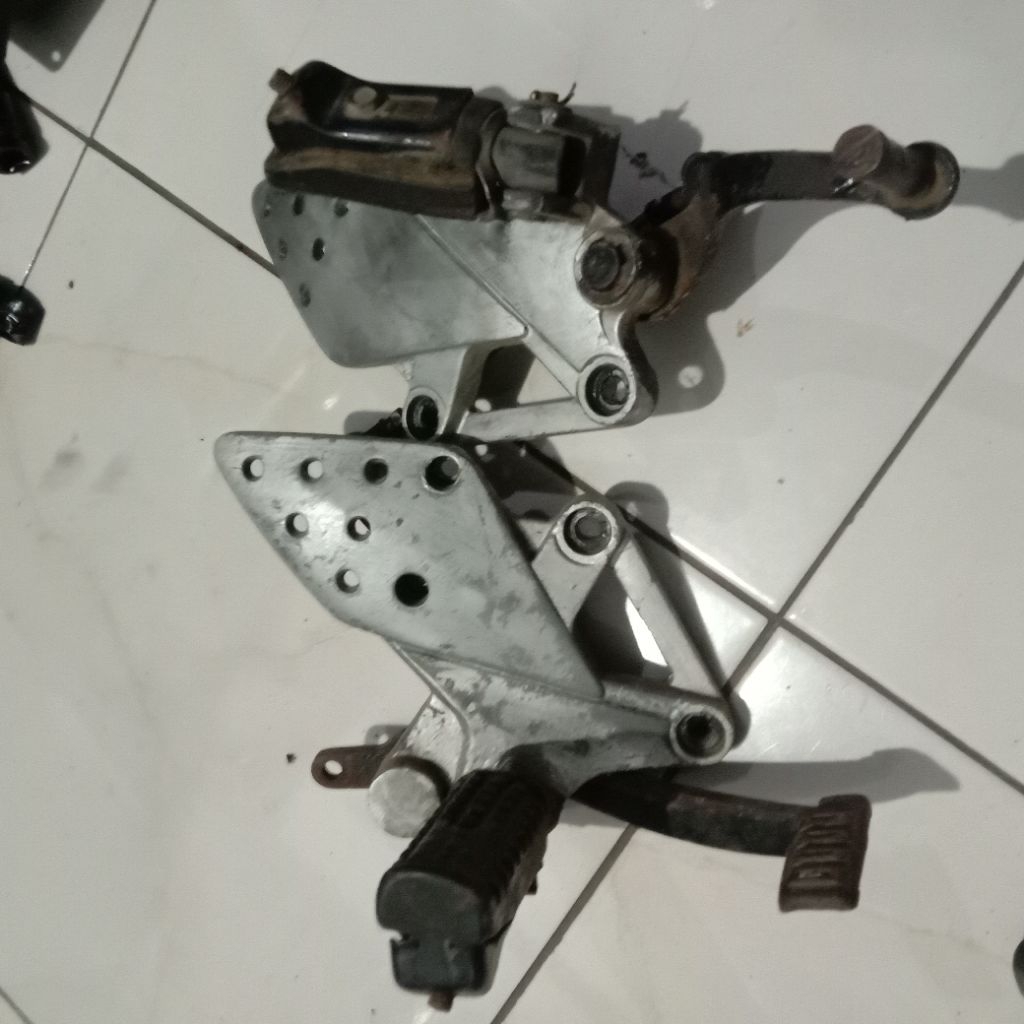 footstep depan CBR150R old KPP karburator cbu thailand