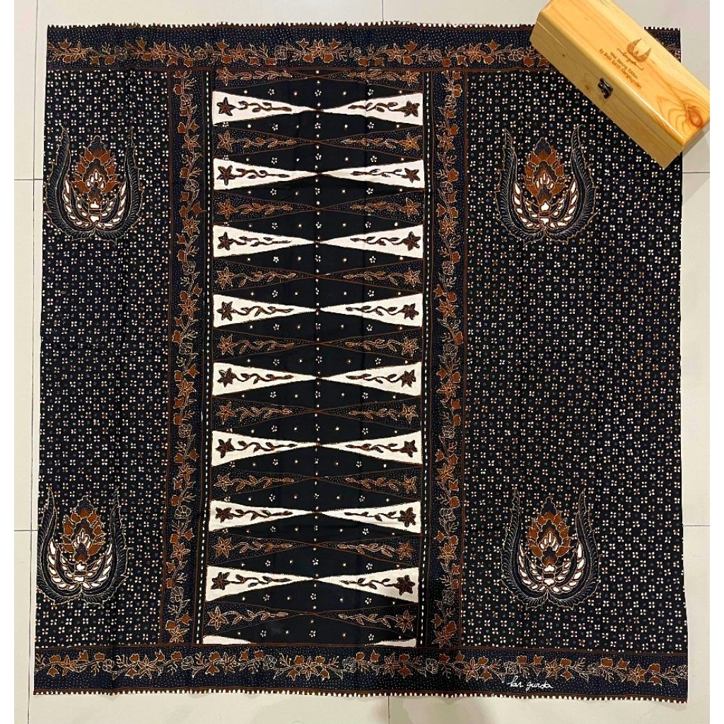 Sarung Batik LAR GURDA Full Tulis HITAM