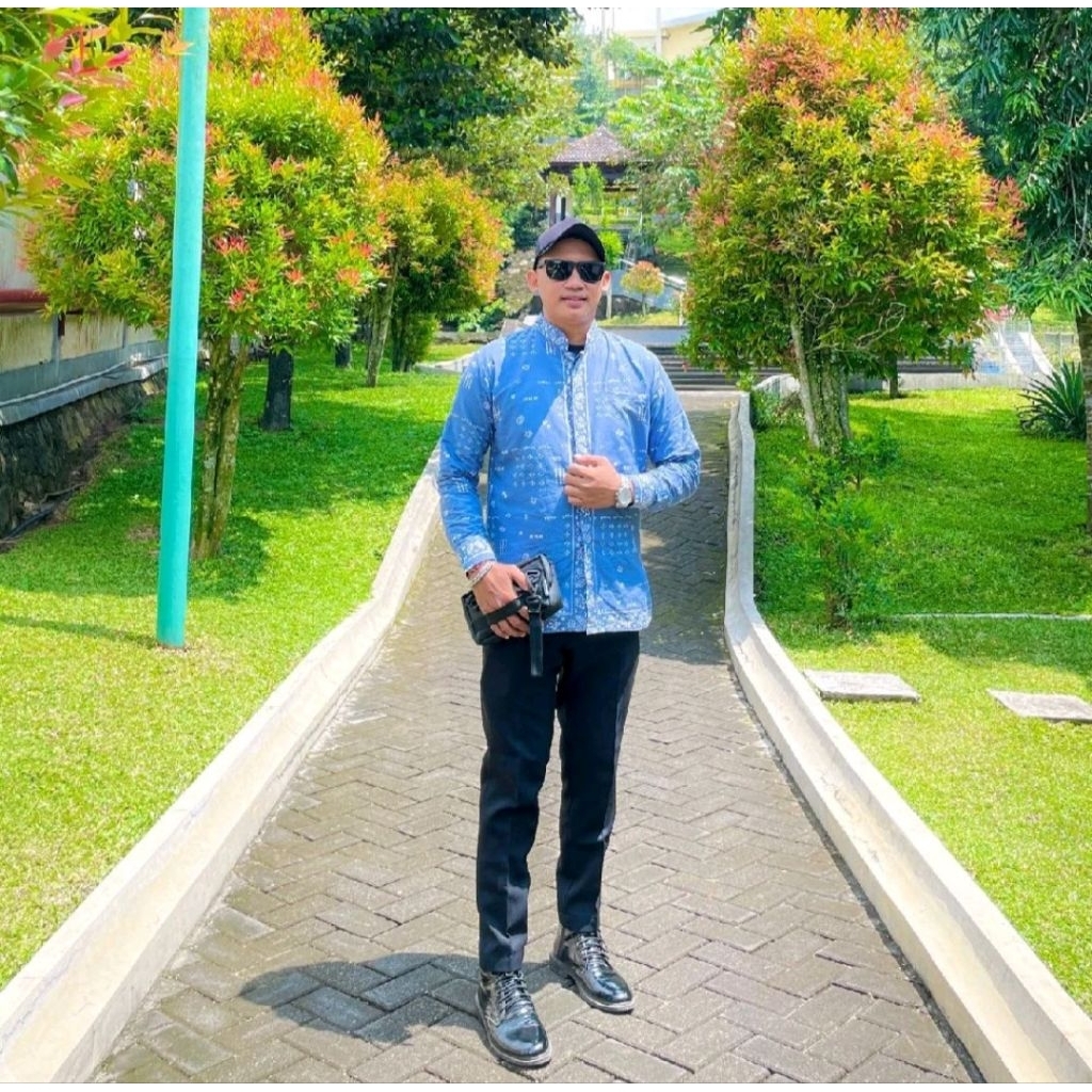 Batik Putra Putri Kemeja Koko Regular Batik Pria Modern Motif Kinasih Modern Warna Biru Muda Batik P