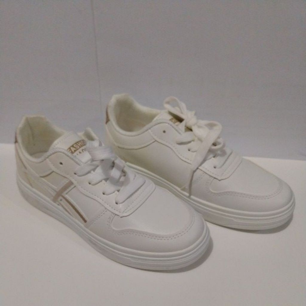 Sepatu Sport Merk Fashion Warna Putih