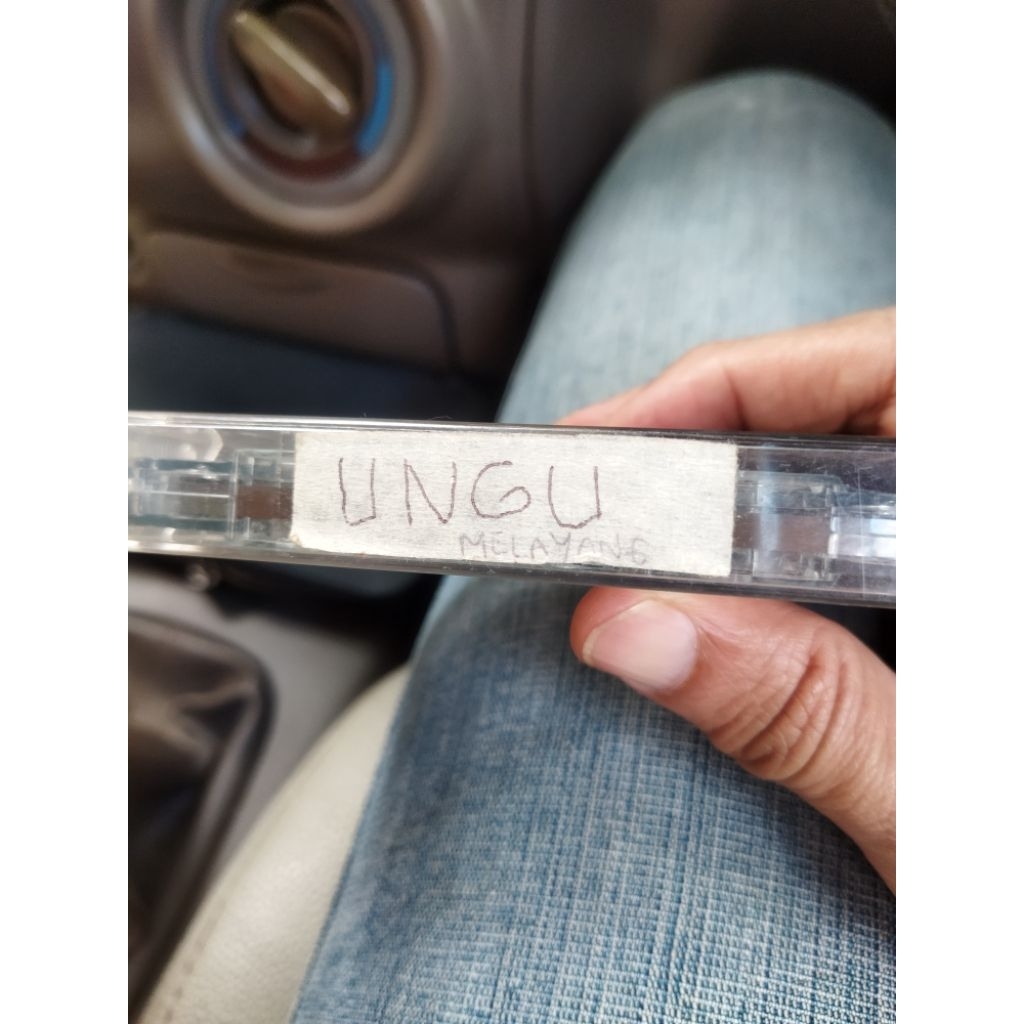 kaset ungu melayang (hanya kaset)