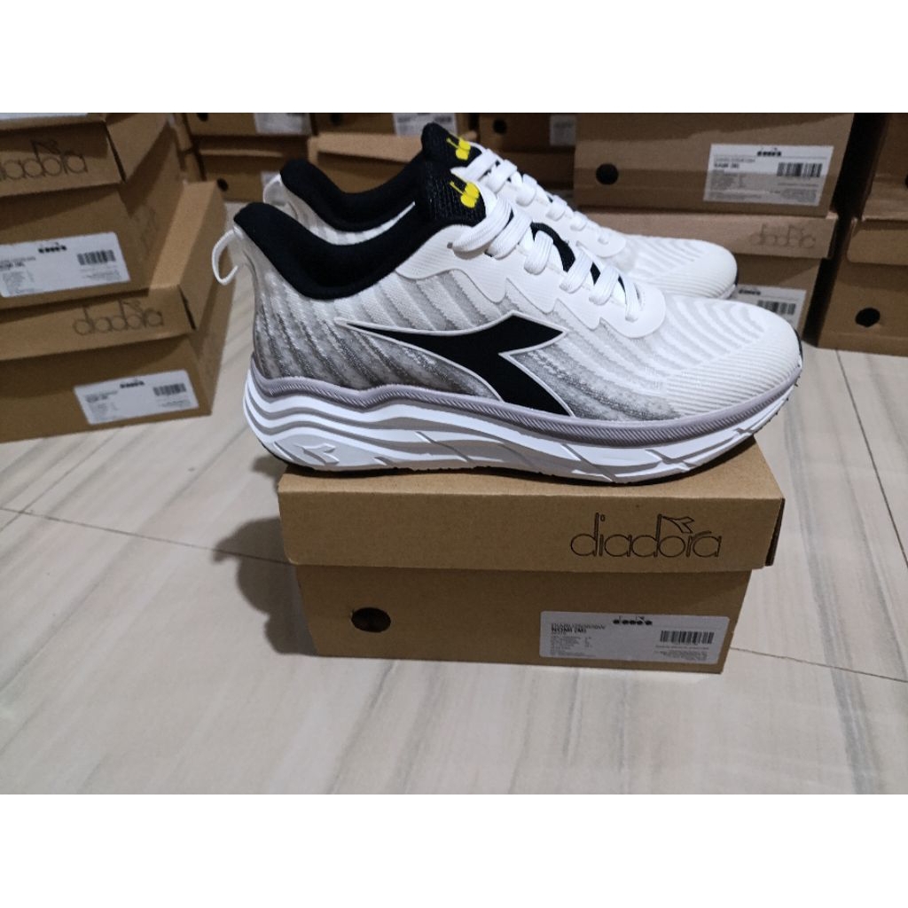 Diadora Nomi Running /Snakers/Casual( White)