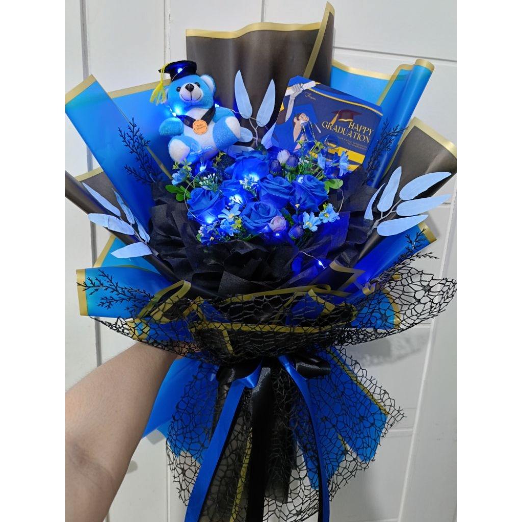 BUKET WISUDA / BUNGA WISUDA / GIFT WISUDA / KADO WISUDA / HAMPERS WISUDA / BUKET LAMPU WISUDA / BONE