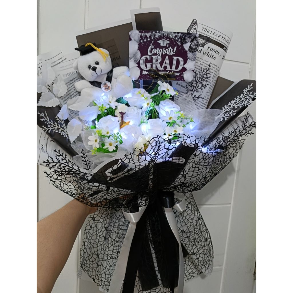 BUKET WISUDA / BUNGA WISUDA / GIFT WISUDA / HAMPERS WISUDA / KADO WISUDA / BONEKA WISUDA / BUKET LAM
