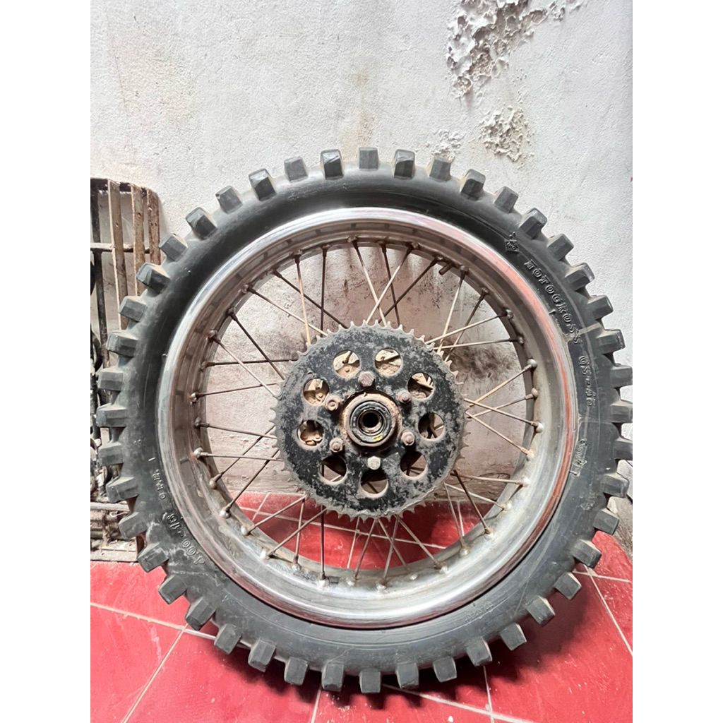pelk dan ban motor trail bekas masih tebal ban nya
