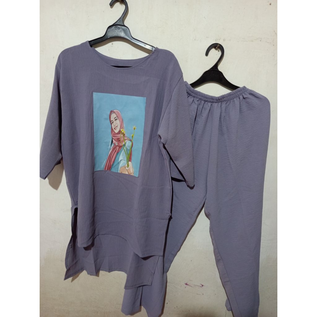 Setelan Wanita Crinkle & Celana Panjang Motif – Outfit Casual Kekinian