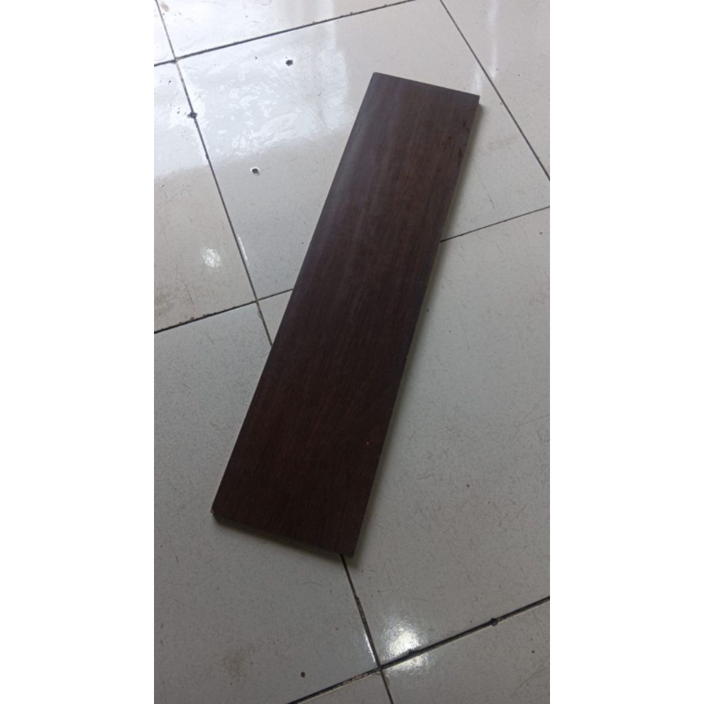 GRANIT KAYU 15X60 COKLAT TUA KEHITAMAN