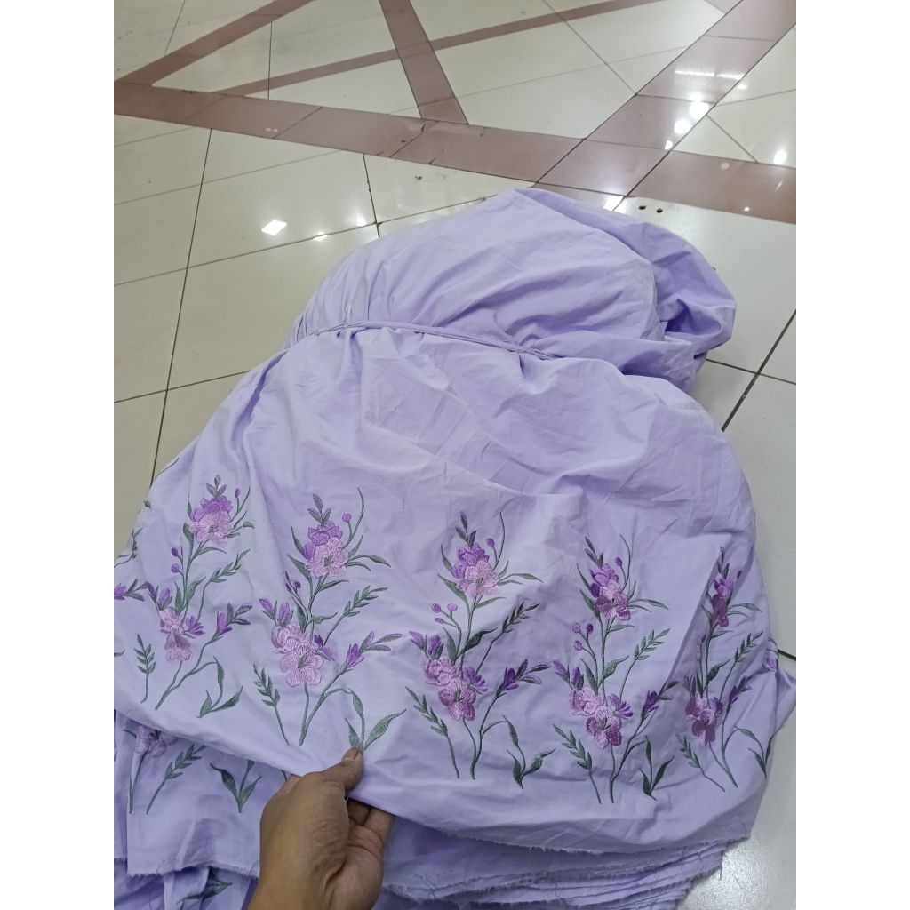 KAIN KATUN MOTIF PINGGIRAN WARNA DASAR UNGU LAVENDER