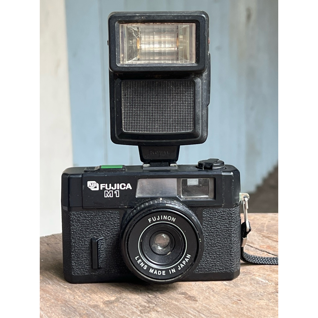 Kamera Film / Analog Camera, Fujica M1 with Additional Flash Royal 200