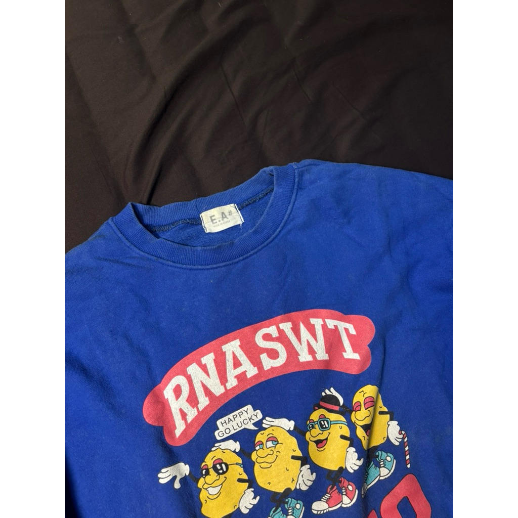 sweater oversize biru elektrik