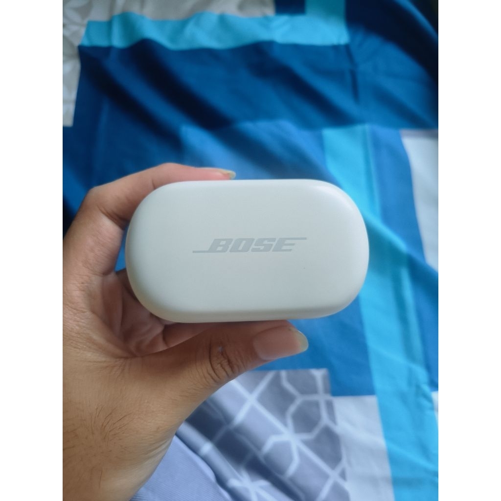 Charging Bose Quietcomfort earbuds 1